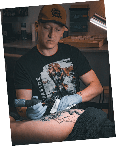 Ben, tatoueur du Trait Noir, en pleine séance